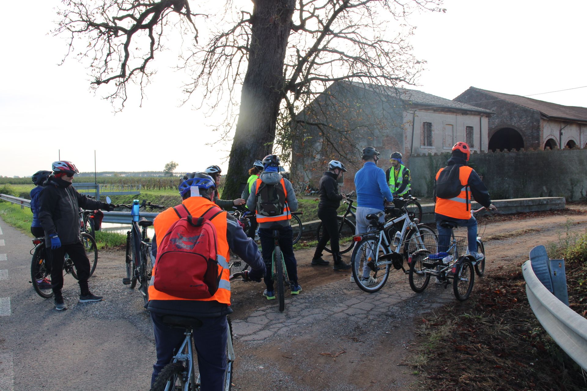 Ciclisti con gilet arancione durante un'uscita inclusiva di Bike Therapy
